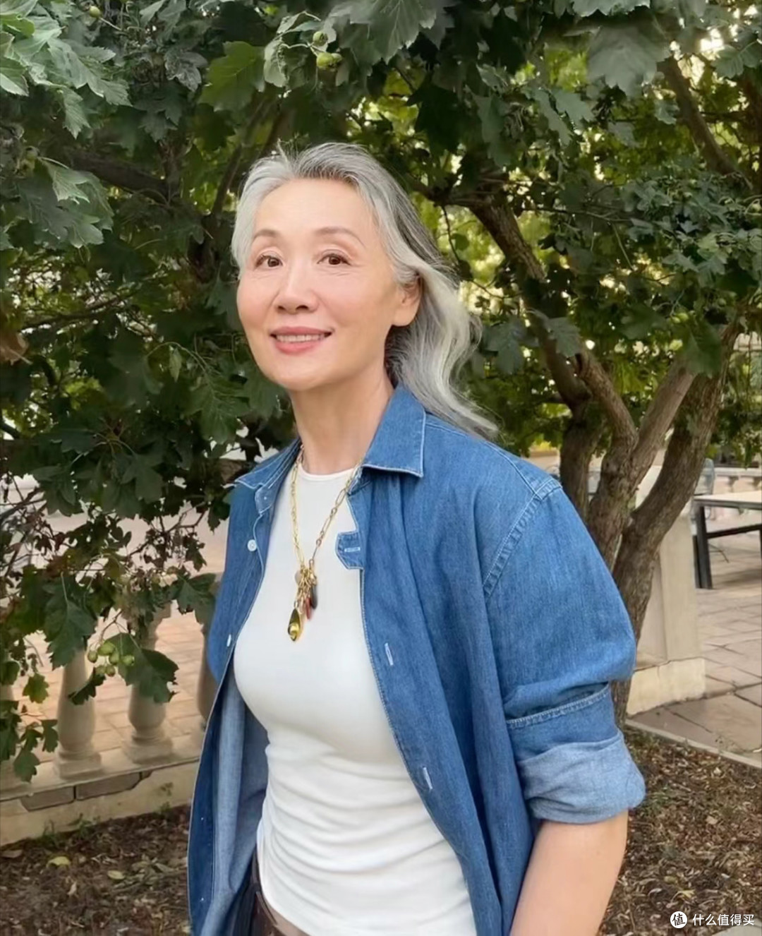 为什么说:七八十岁女人,留白发比黑发更有气质?看对比图就懂了