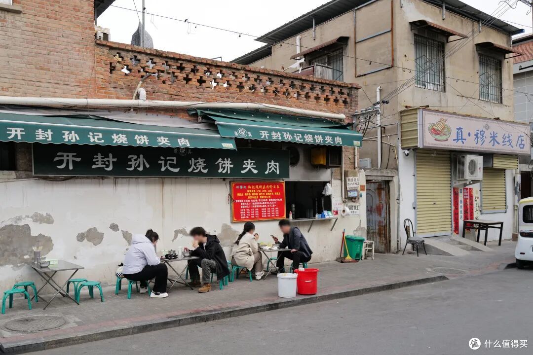 碳水王炸、夜宵天花板,这座松弛的古都就这么轻松地俘获了我的胃