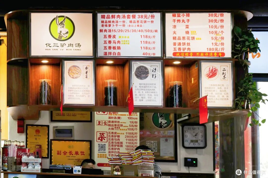 碳水王炸、夜宵天花板,这座松弛的古都就这么轻松地俘获了我的胃