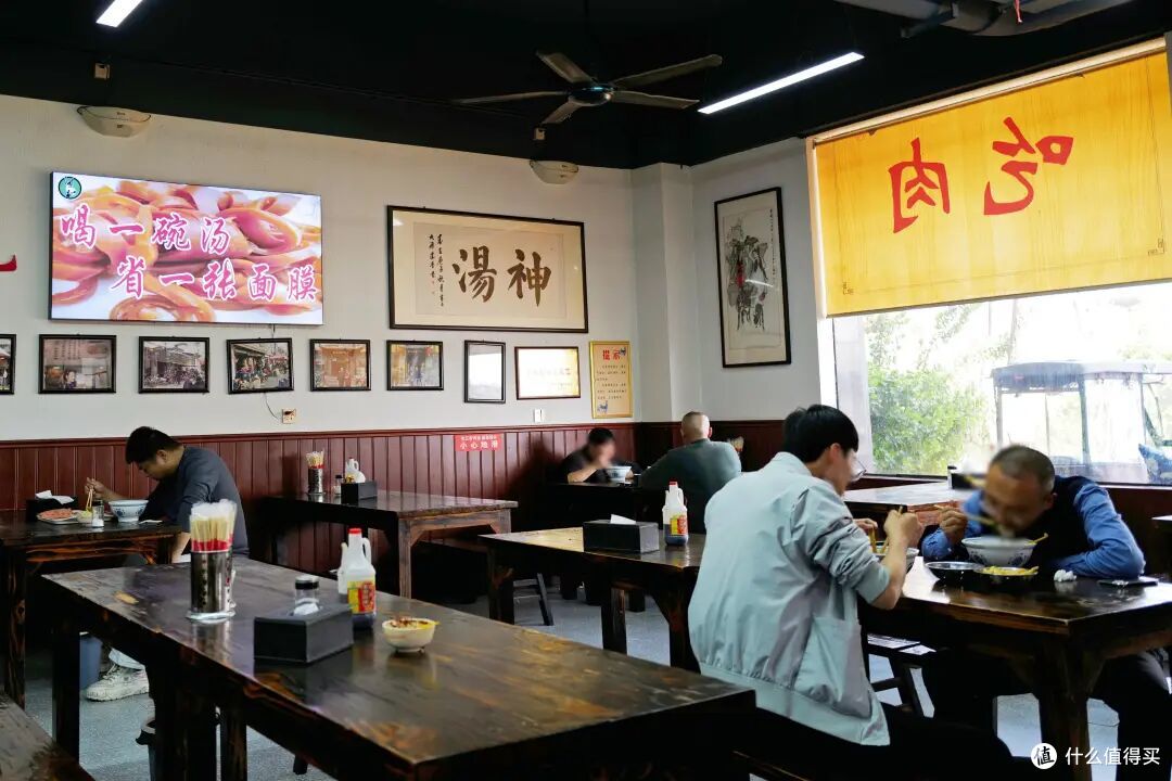碳水王炸、夜宵天花板,这座松弛的古都就这么轻松地俘获了我的胃