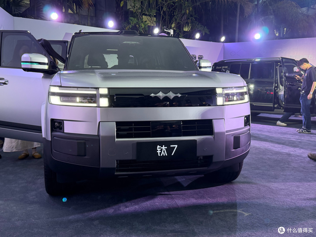 “闪充+方盒子”的降维打击:方程豹钛7 EV用19.98万改写纯电SUV