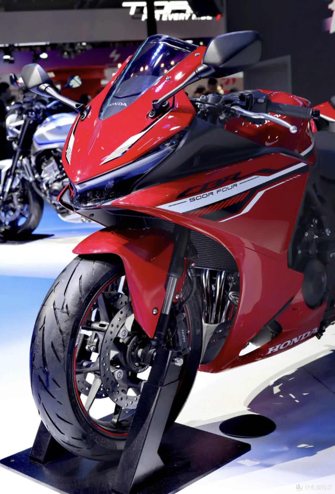 四缸摩托,2万多和4万多,你会选春风500SR 还是本田CBR500R?