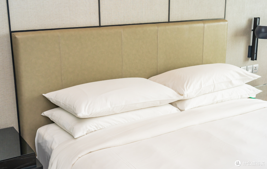 酒店客房为什么要放4个枕头?并非摆设,90%的人都用错了!