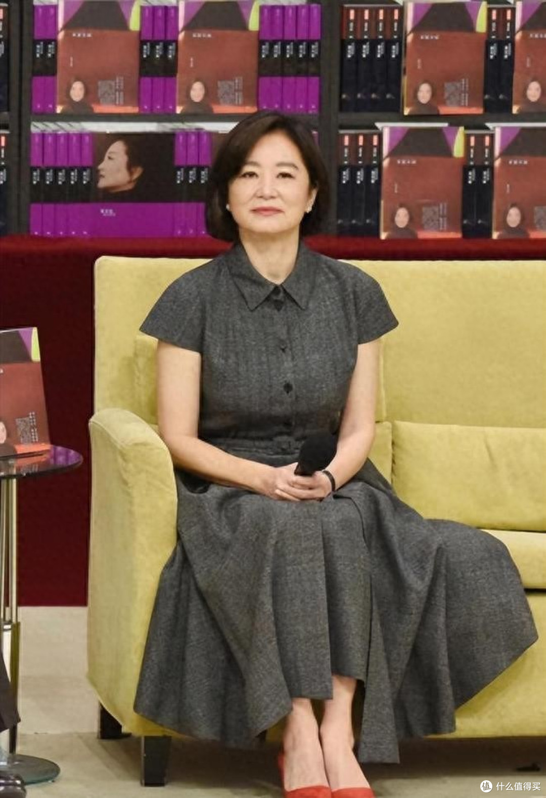 林青霞剪了波波头,瞬间显得年轻,一身高级灰穿搭,完全没大妈味