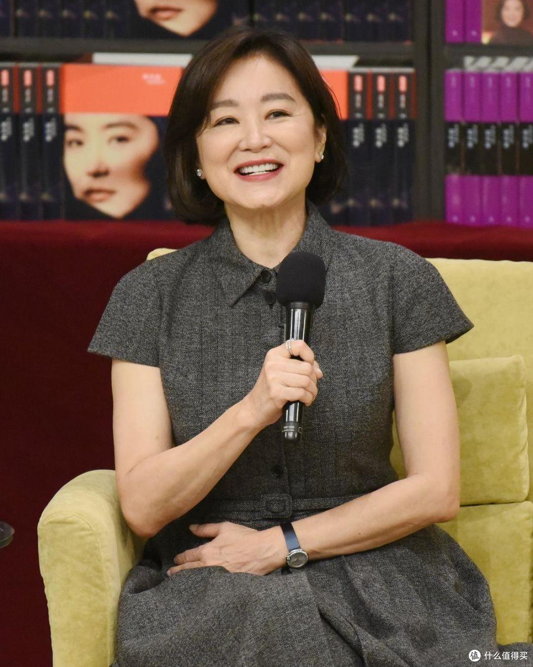 林青霞剪了波波头,瞬间显得年轻,一身高级灰穿搭,完全没大妈味