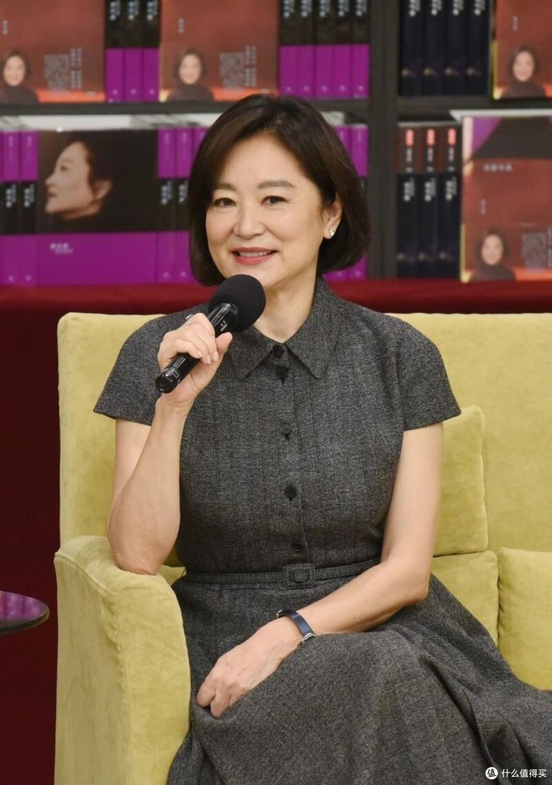林青霞剪了波波头,瞬间显得年轻,一身高级灰穿搭,完全没大妈味