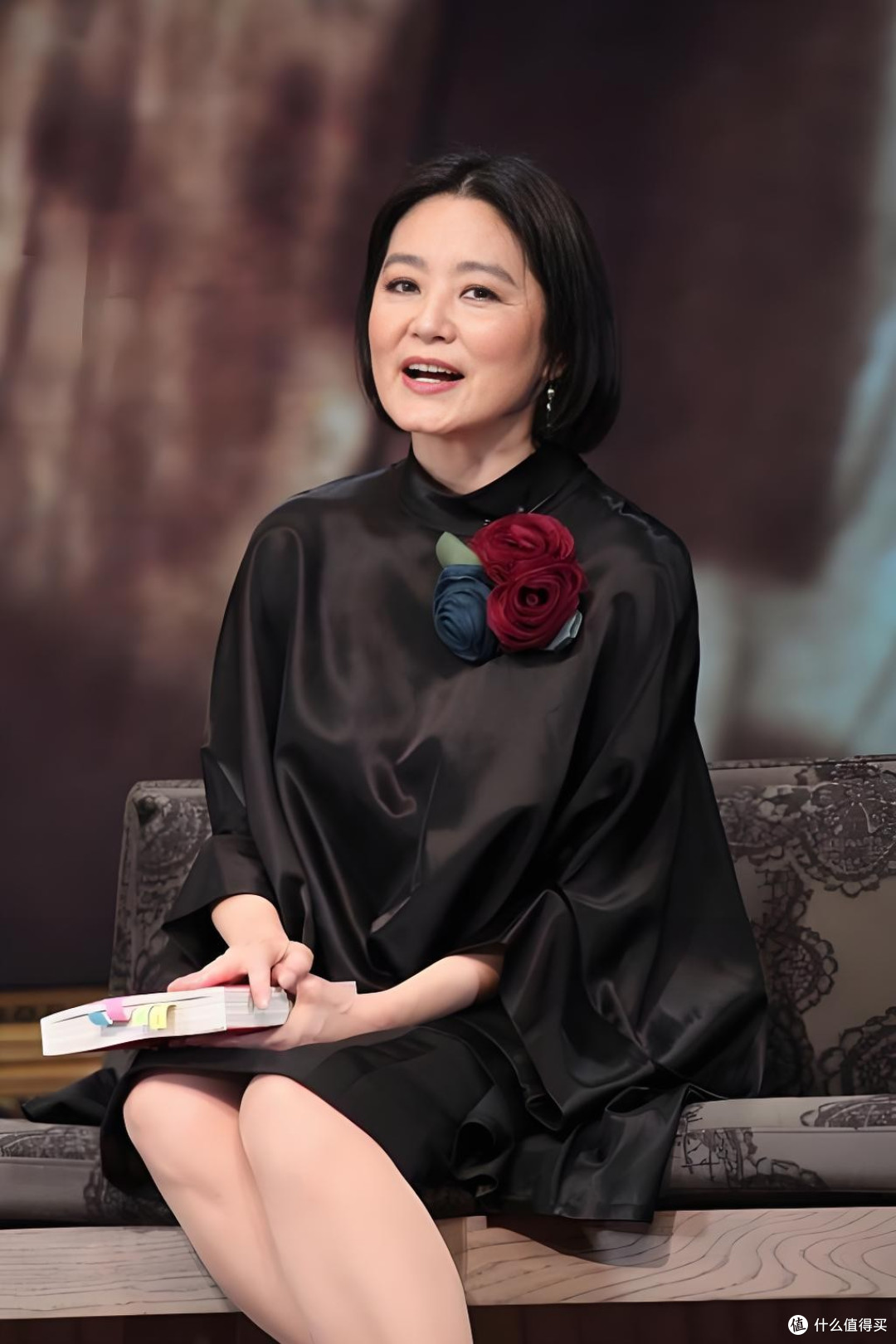 林青霞剪了波波头,瞬间显得年轻,一身高级灰穿搭,完全没大妈味