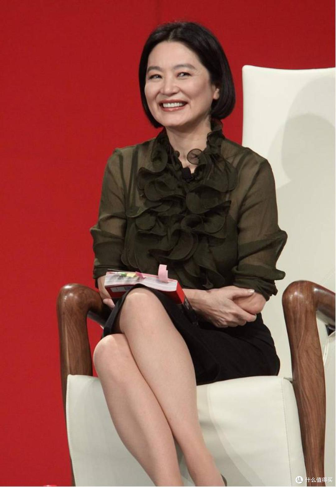 林青霞剪了波波头,瞬间显得年轻,一身高级灰穿搭,完全没大妈味