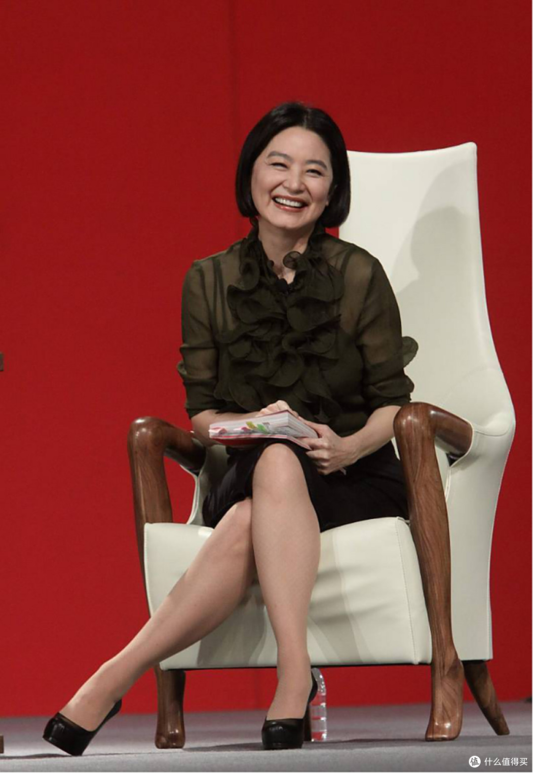 林青霞剪了波波头,瞬间显得年轻,一身高级灰穿搭,完全没大妈味