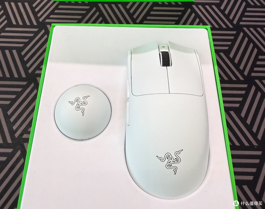 雷蛇毒蝰V4 Pro当轻量化与性能走向极致