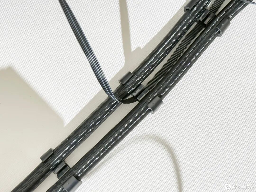 DIY双屏机箱,水冷散热器可直接播放视频,颜值夯爆了