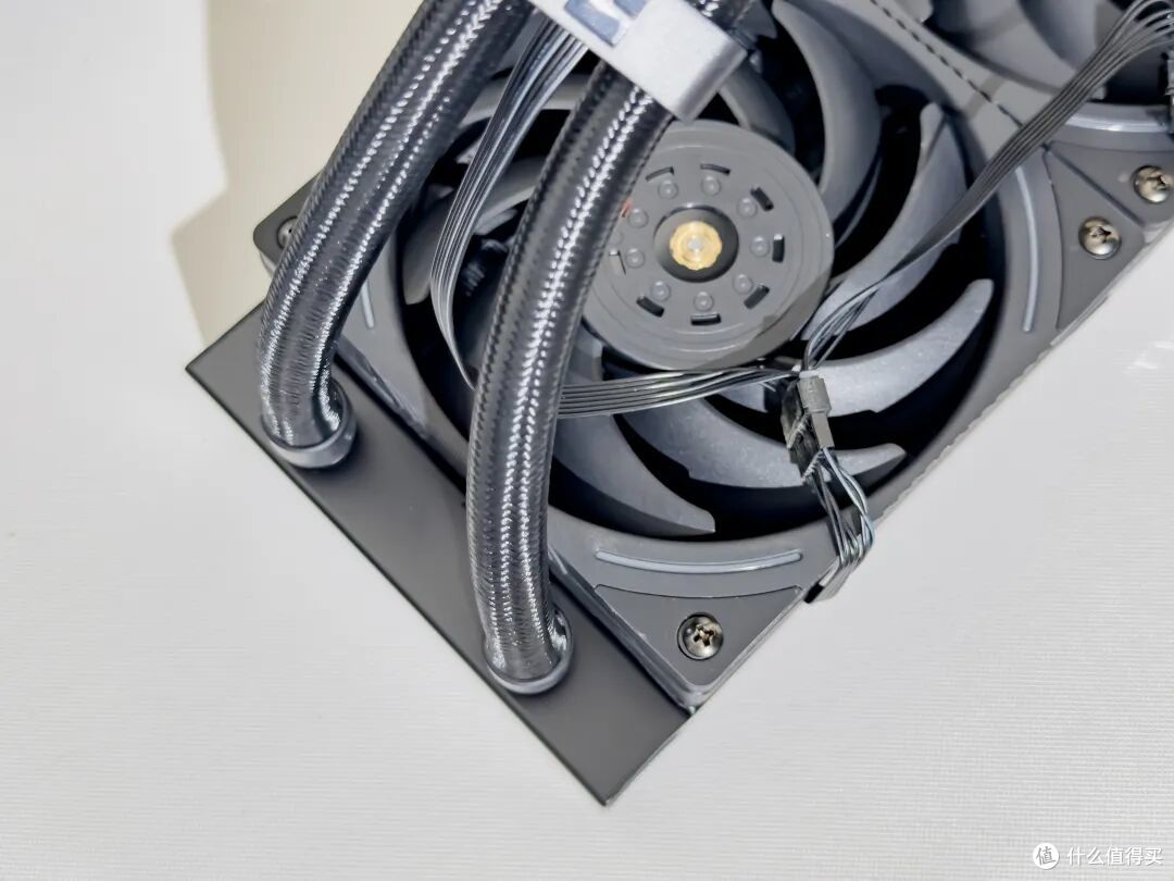 DIY双屏机箱,水冷散热器可直接播放视频,颜值夯爆了