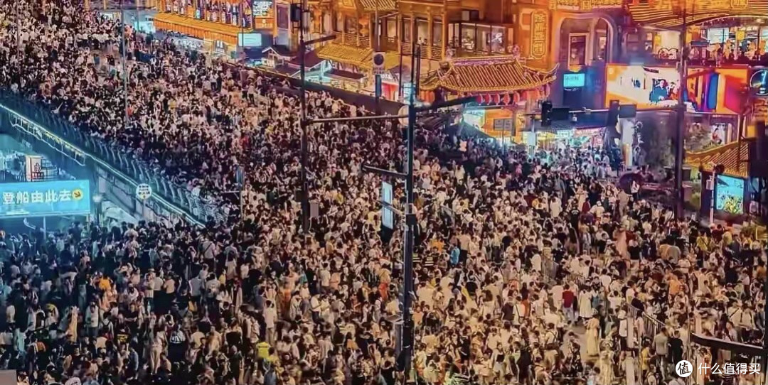 离谱至极!泰山山顶暴利生意曝光,一桶泡面15元,限时消费太黑心