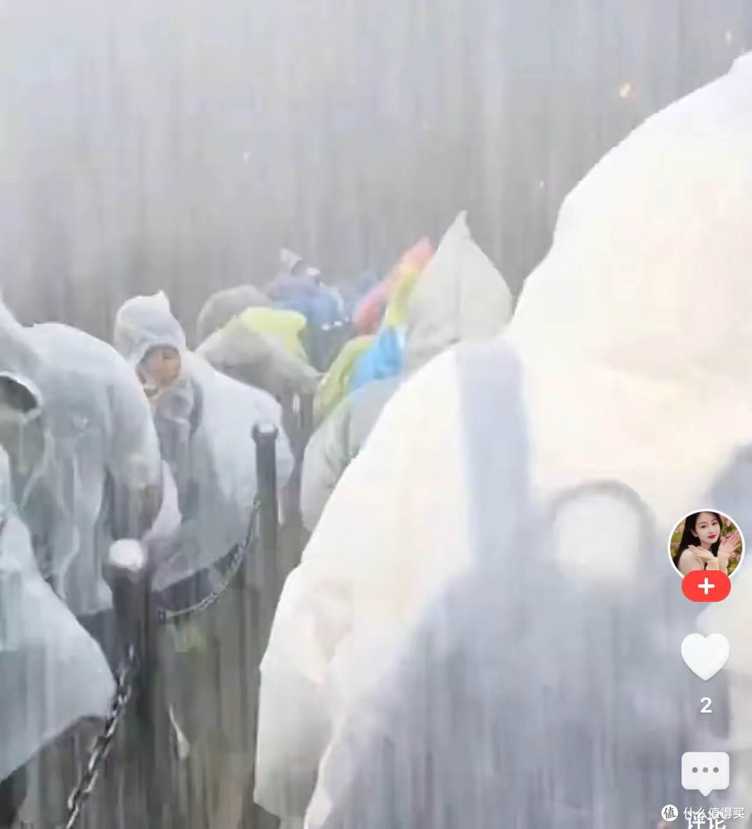 泰山游客遭遇五一冷雨,“穷游党”挤爆厕所勉强入睡!度假变渡劫