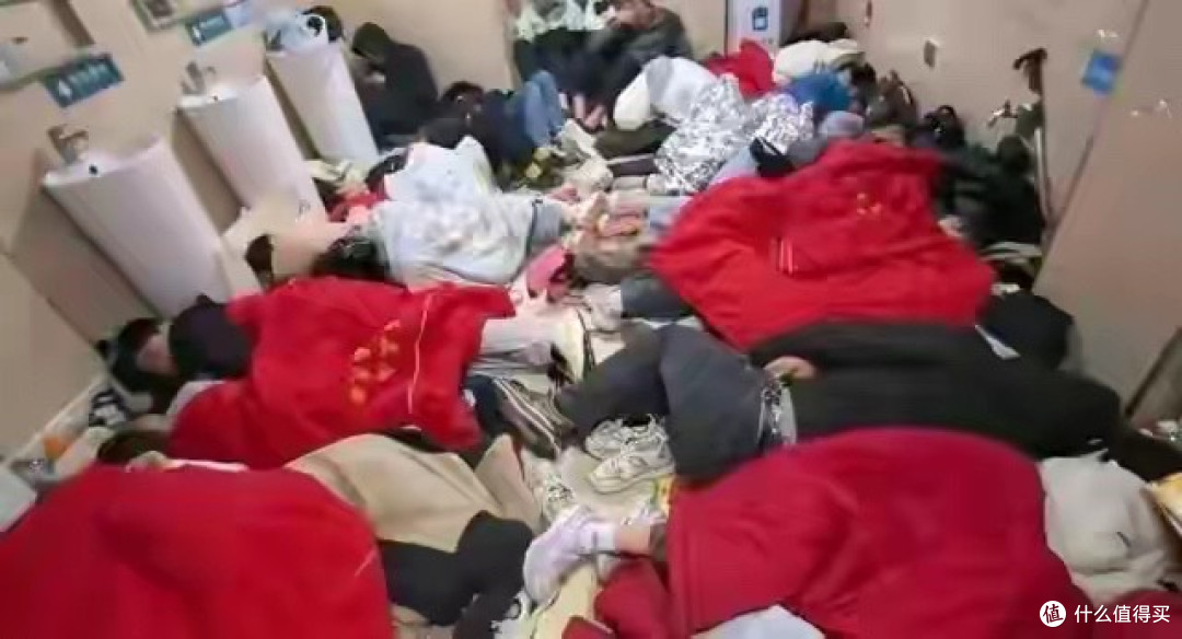 泰山游客遭遇五一冷雨,“穷游党”挤爆厕所勉强入睡!度假变渡劫