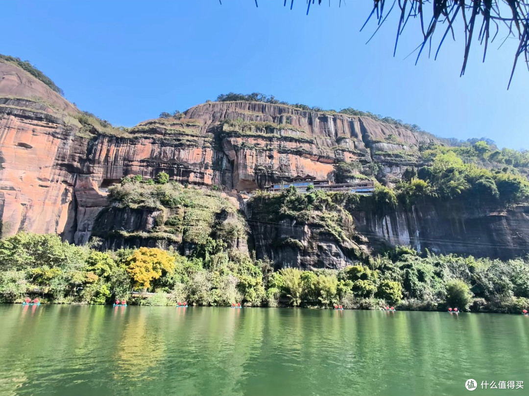 漫步丹霞山:山水相依美景