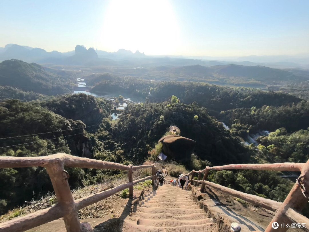 漫步丹霞山:山水相依美景