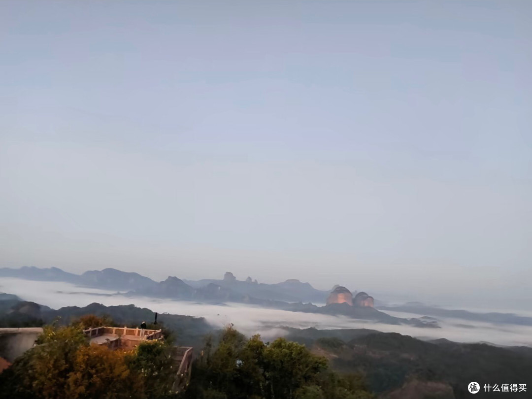 漫步丹霞山：山水相依美景