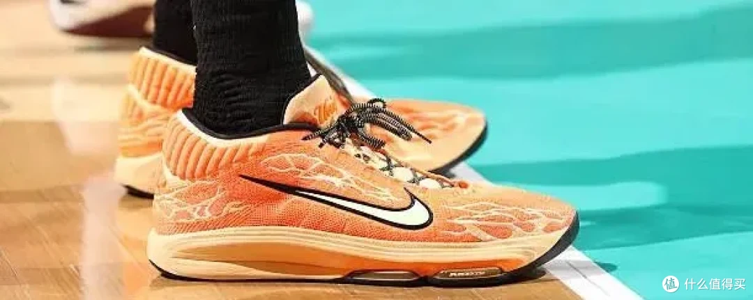 【NBA每日上脚】穿复古慢跑鞋打季后赛？NB夯爆了！