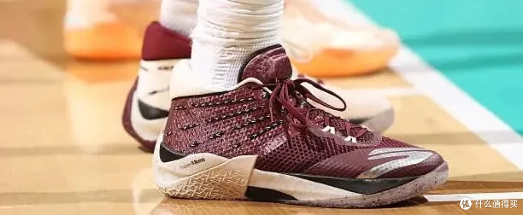 【NBA每日上脚】穿复古慢跑鞋打季后赛？NB夯爆了！