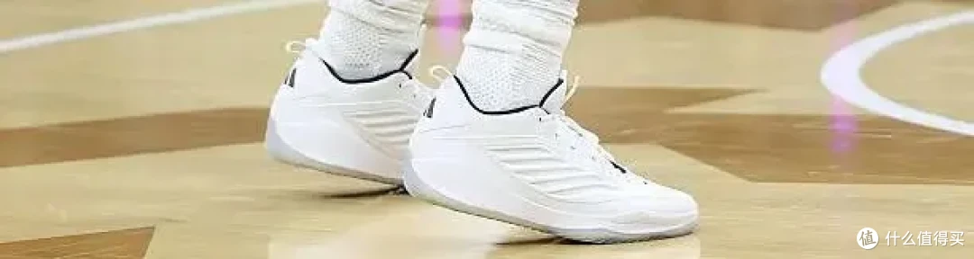 【NBA每日上脚】穿复古慢跑鞋打季后赛？NB夯爆了！