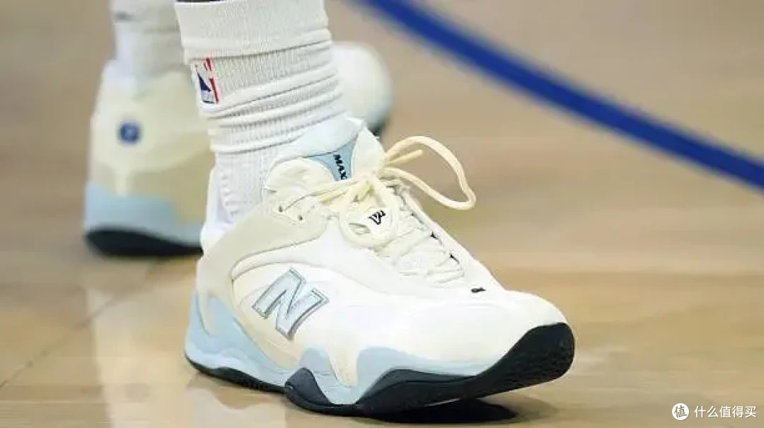 【NBA每日上脚】穿复古慢跑鞋打季后赛？NB夯爆了！