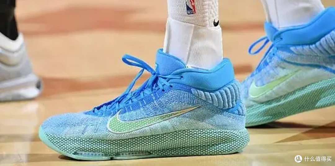 【NBA每日上脚】穿复古慢跑鞋打季后赛？NB夯爆了！