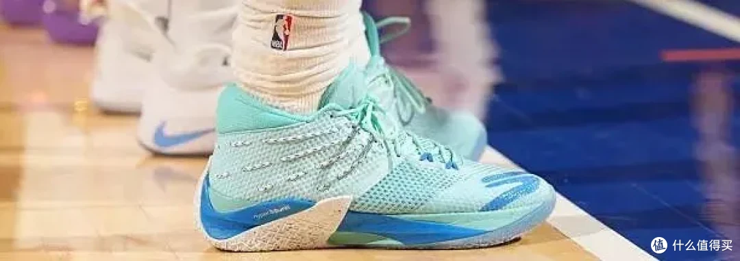 【NBA每日上脚】穿复古慢跑鞋打季后赛？NB夯爆了！