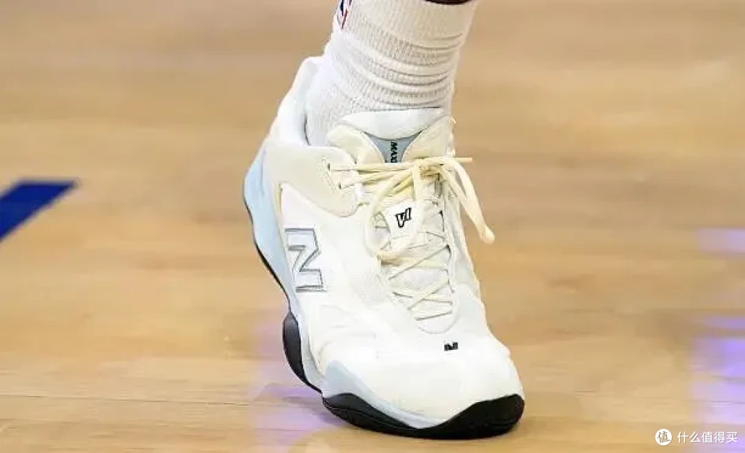 【NBA每日上脚】穿复古慢跑鞋打季后赛？NB夯爆了！