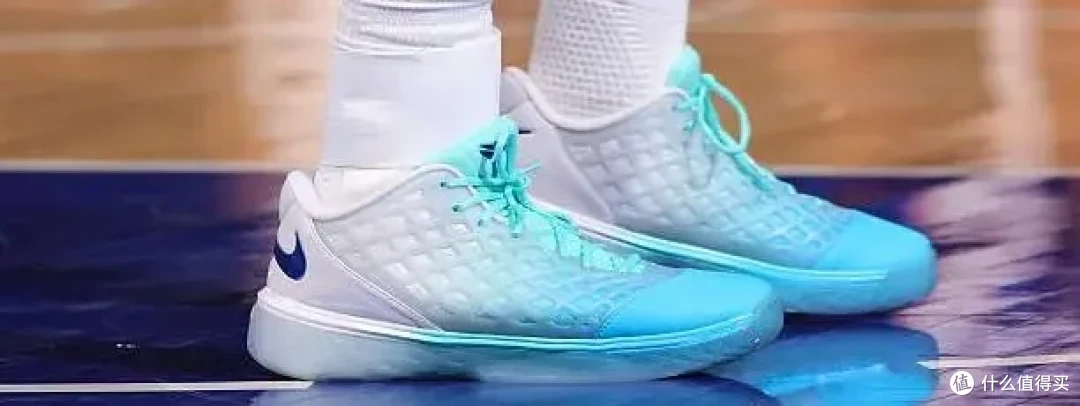 【NBA每日上脚】穿复古慢跑鞋打季后赛？NB夯爆了！