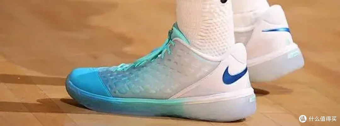 【NBA每日上脚】穿复古慢跑鞋打季后赛？NB夯爆了！