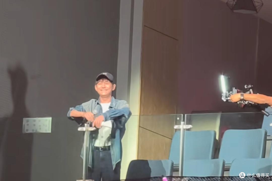 票价1180元的谢娜演唱会都是好评?和李小冉台上亲吻!