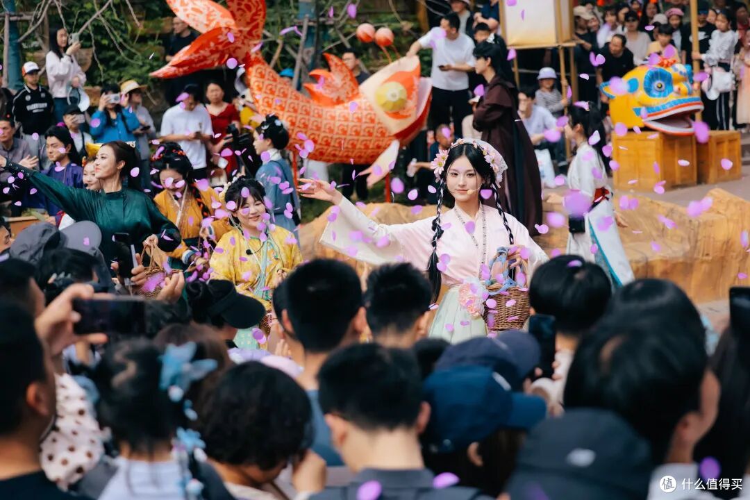 我“穿越了”！一不小心结了个婚，真被这个沉浸式古城“演”服了