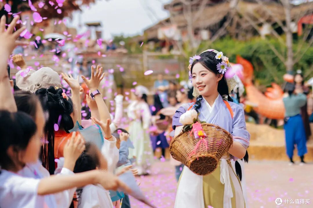 我“穿越了”！一不小心结了个婚，真被这个沉浸式古城“演”服了