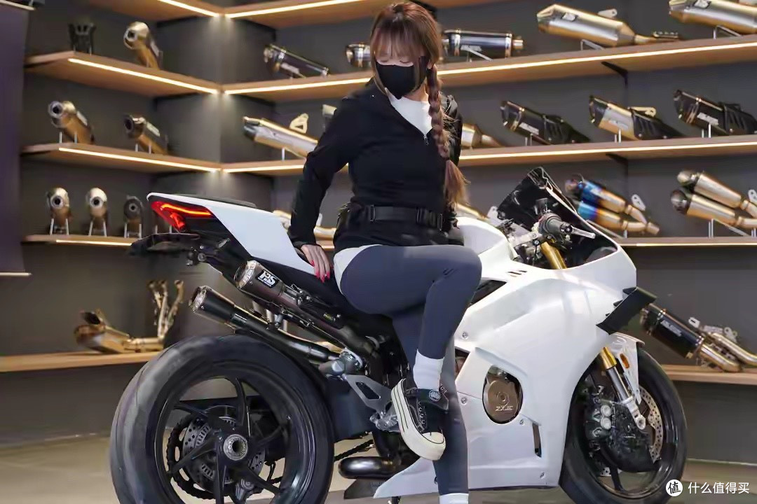 拿下四缸快乐！张雪 500RR+RS/FS 定制排气，日常骑行太治愈
