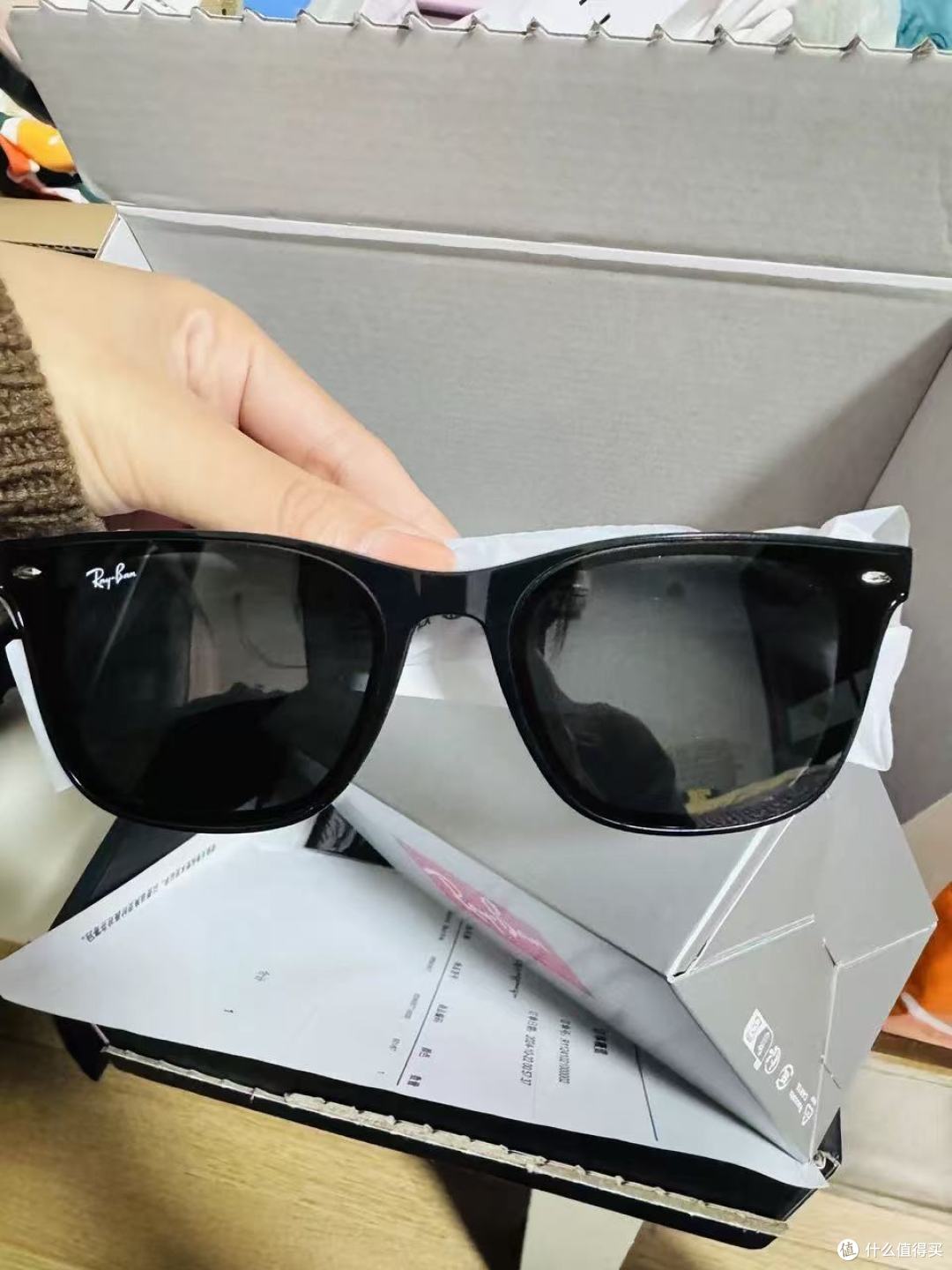 春夏氛围感穿搭,永远少不了一副质感在线的雷朋墨镜🕶️