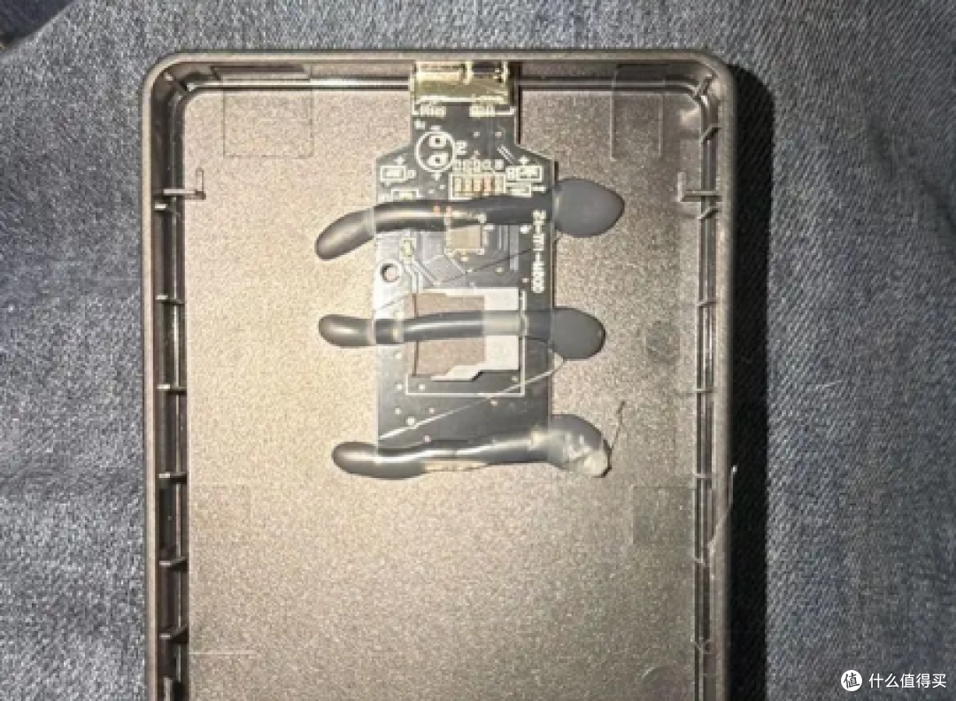 20 美元买 4TB 移动硬盘?拆开直接翻车!竟是 SD 卡 + 读卡器