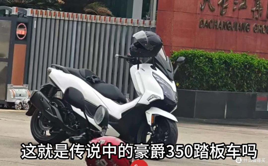 豪爵350踏板车实车终曝光！工厂门口“摆拍秀车”，这波太明显了