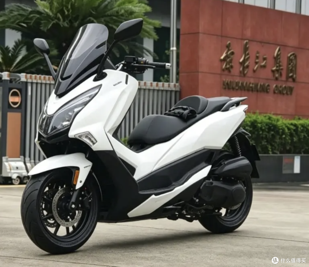 豪爵350踏板车实车终曝光！工厂门口“摆拍秀车”，这波太明显了