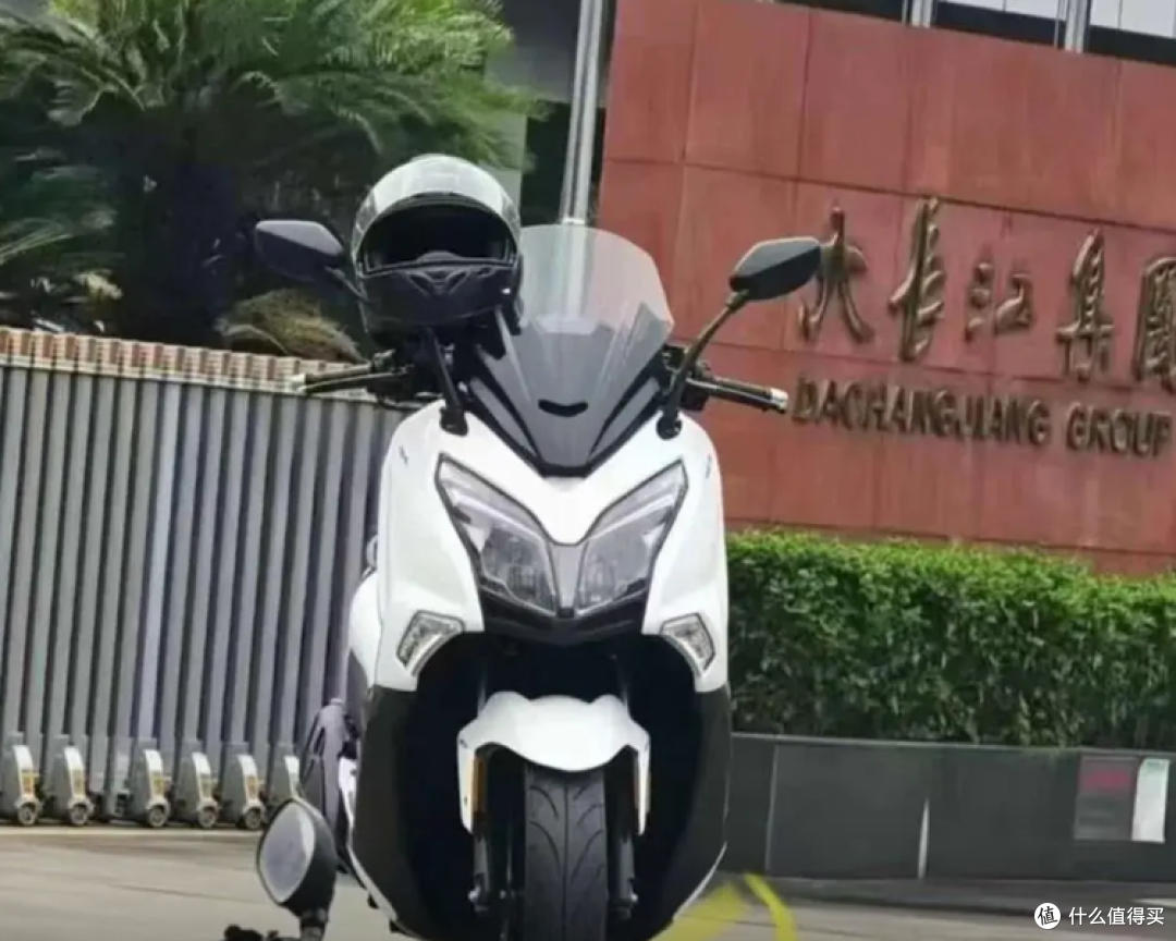 豪爵350踏板车实车终曝光！工厂门口“摆拍秀车”，这波太明显了