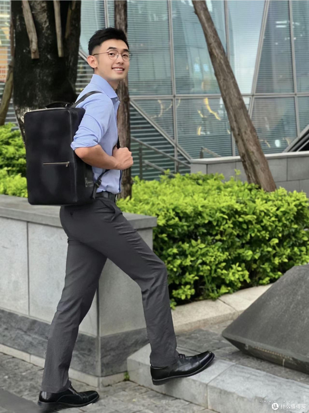 建议中年男人,包包尽量不要背LV、Gucci,换成另外3种更有格调