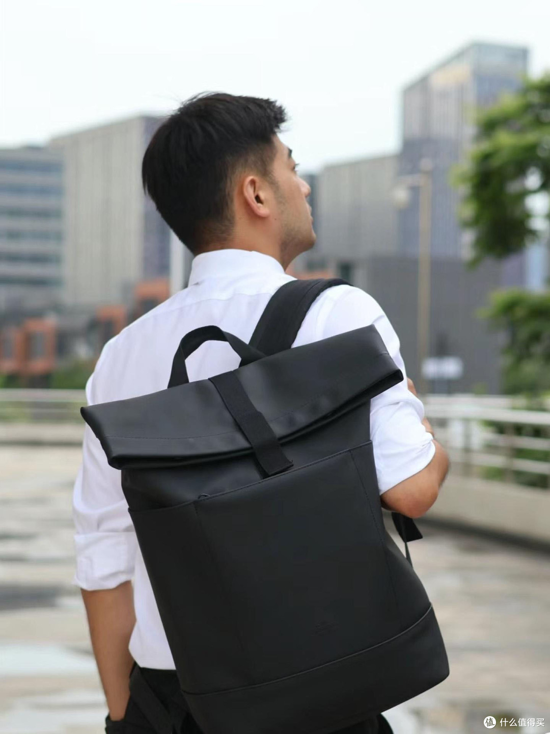 建议中年男人,包包尽量不要背LV、Gucci,换成另外3种更有格调