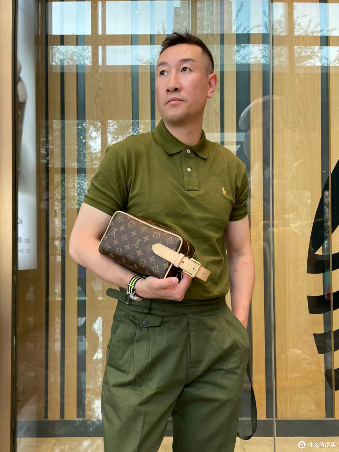 建议中年男人,包包尽量不要背LV、Gucci,换成另外3种更有格调