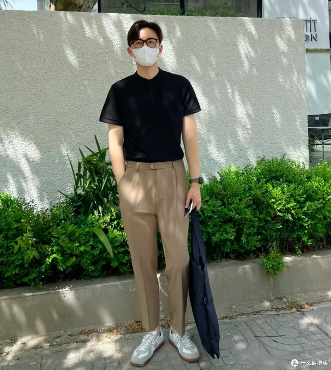 上了年纪的男人,在正式场合的穿搭,切记:衣不花哨、裤不上膝!
