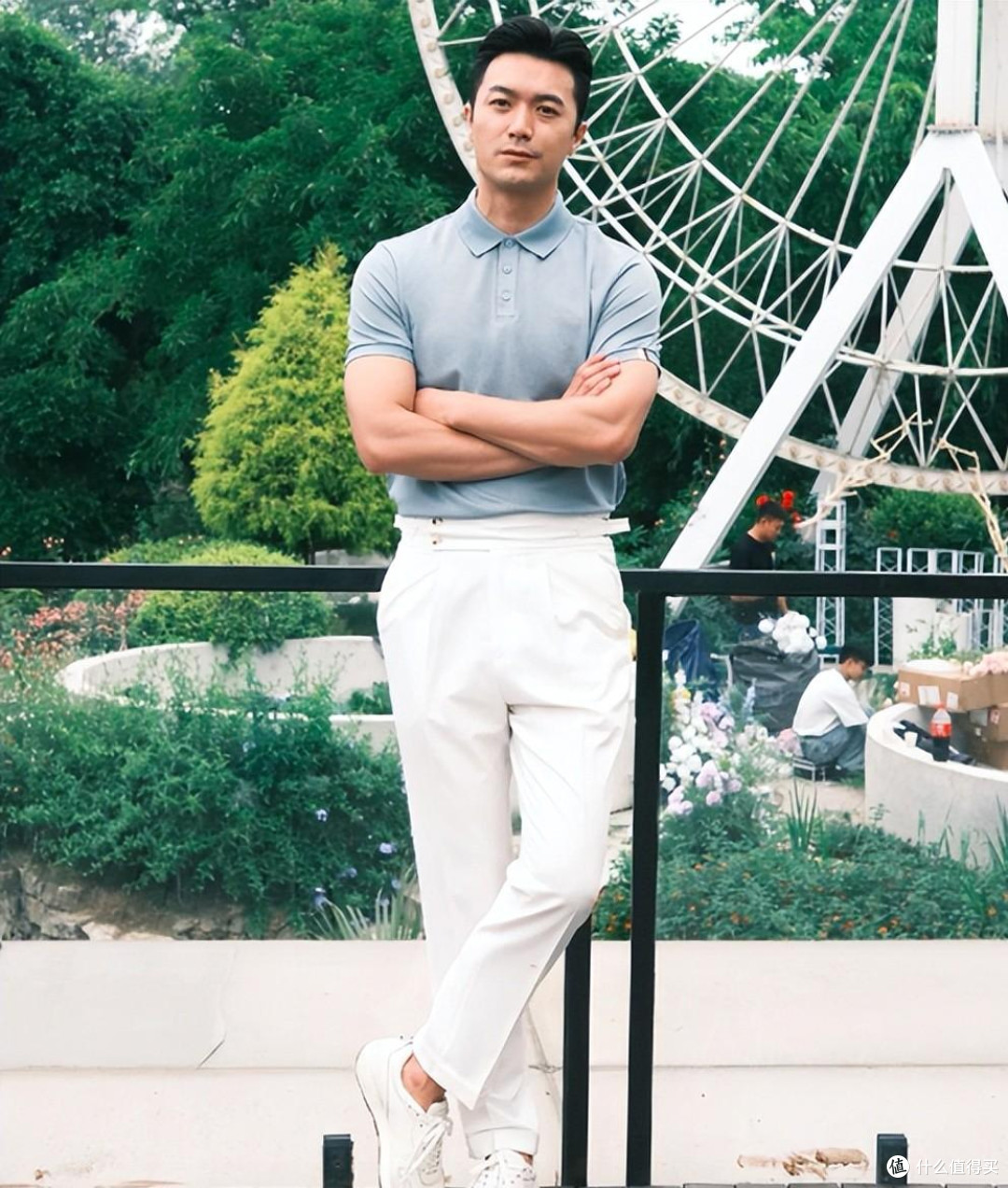 上了年纪的男人,在正式场合的穿搭,切记:衣不花哨、裤不上膝!