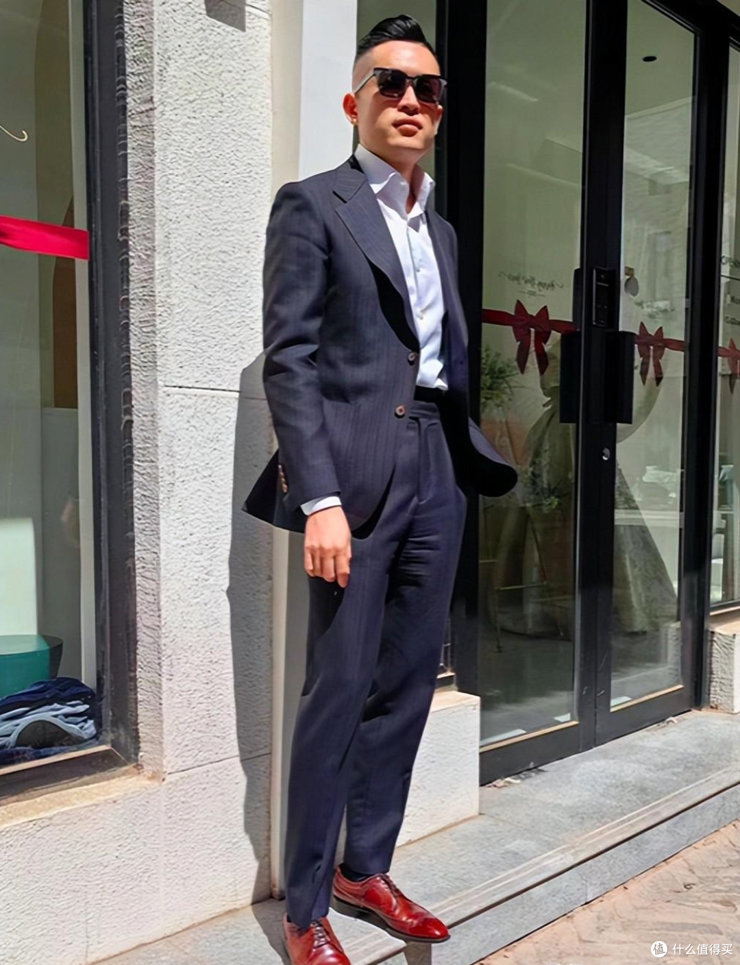 上了年纪的男人,在正式场合的穿搭,切记:衣不花哨、裤不上膝!