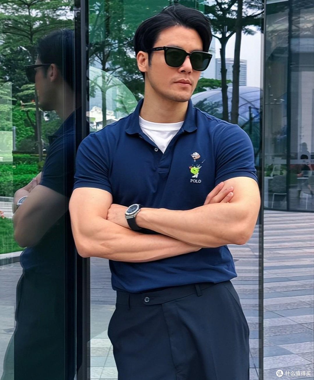 上了年纪的男人,在正式场合的穿搭,切记:衣不花哨、裤不上膝!