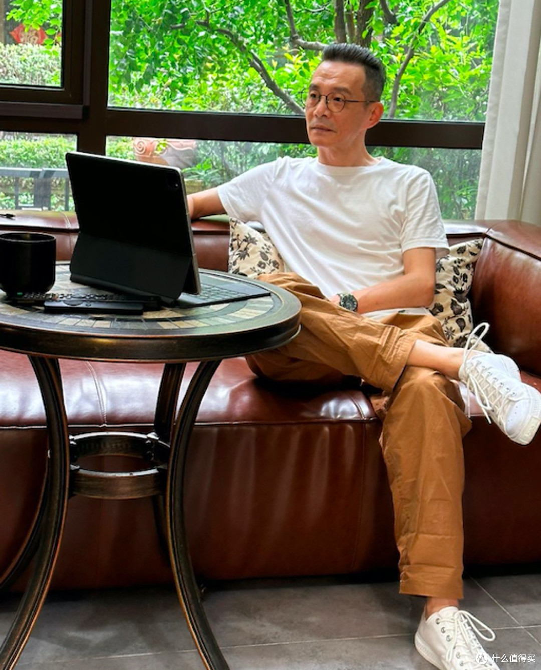 中年男人放任老态的表现,POLO衫配西装裤,系皮带塞裤腰,太油腻