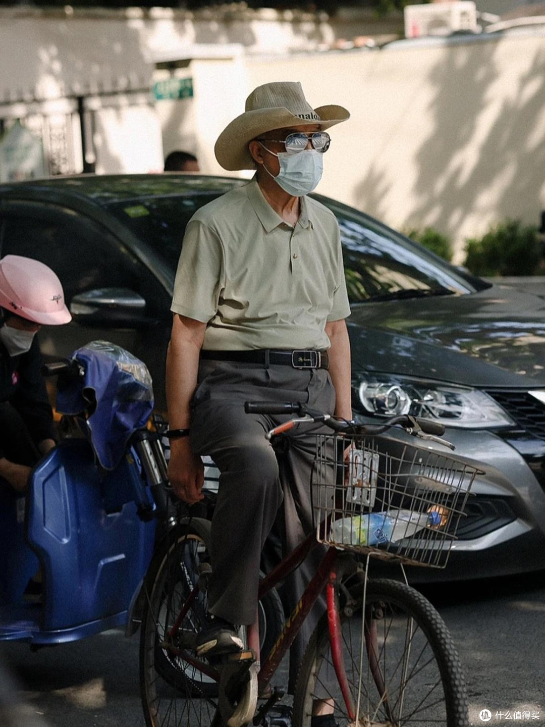 中年男人放任老态的表现,POLO衫配西装裤,系皮带塞裤腰,太油腻