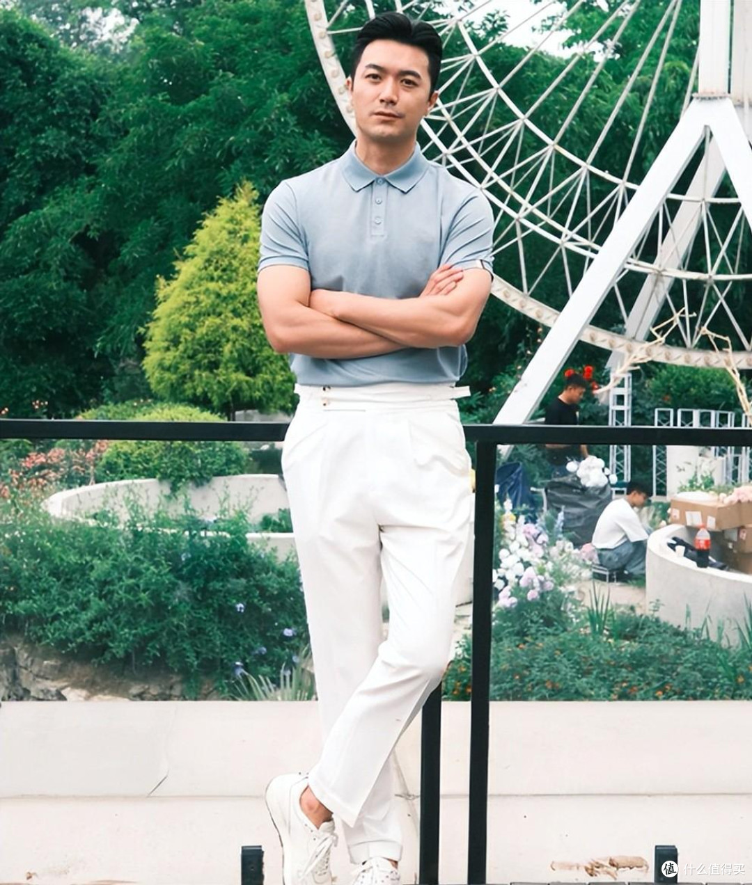 中年男人放任老态的表现,POLO衫配西装裤,系皮带塞裤腰,太油腻